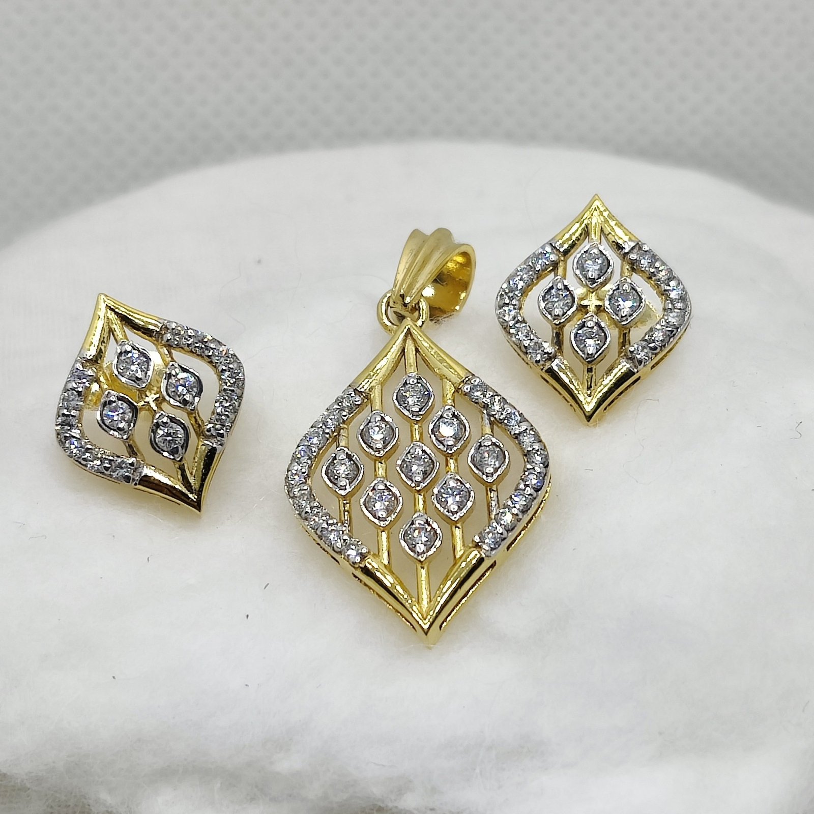 14K Gold Dazzling Diamond Pendant Set